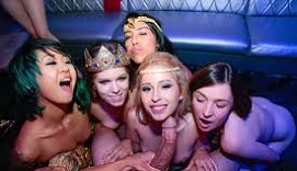 Una fiesta de despedida de soltera acaba en sexo con el stripper